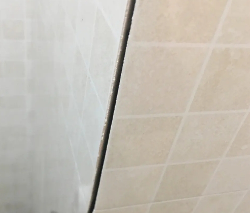 牟平瓷砖空鼓维修公司分享阳台瓷砖脱落的修复过程可以分为以下几个步骤